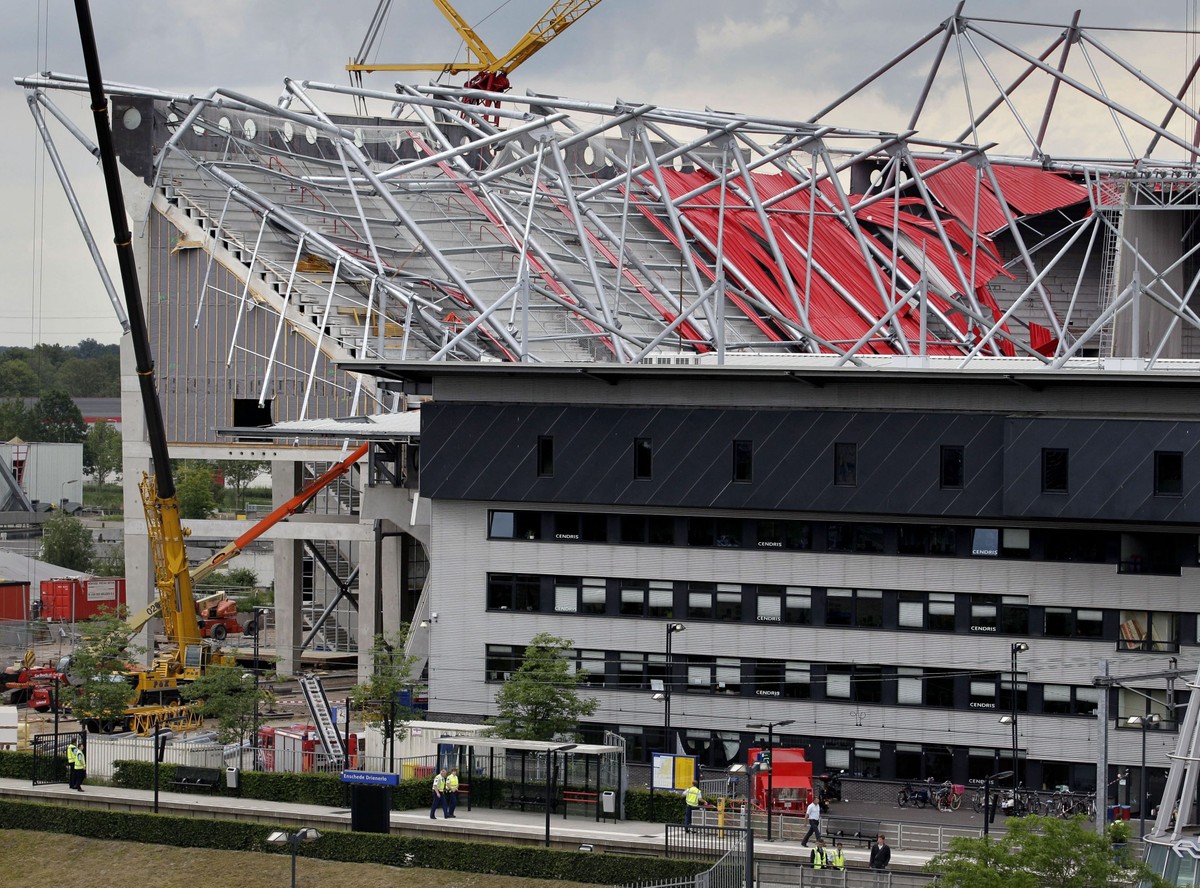 Druga śmiertelna ofiara zawalenia się dachu na stadionie w Holandii