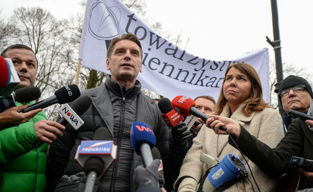 Mazurek przekonuje: PiS nie boi się dziennikarzy. Lis, Olejnik i inni protestują przed Sejmem. FOTO