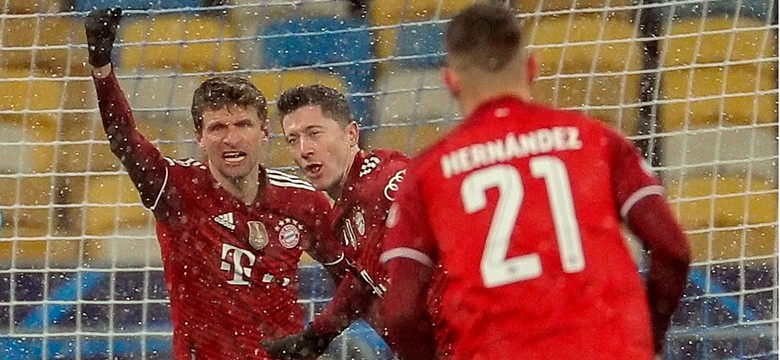 Liga Mistrzów. Niestraszne mu śnieg i mróz. Kapitalny gol Lewandowskiego [WIDEO]