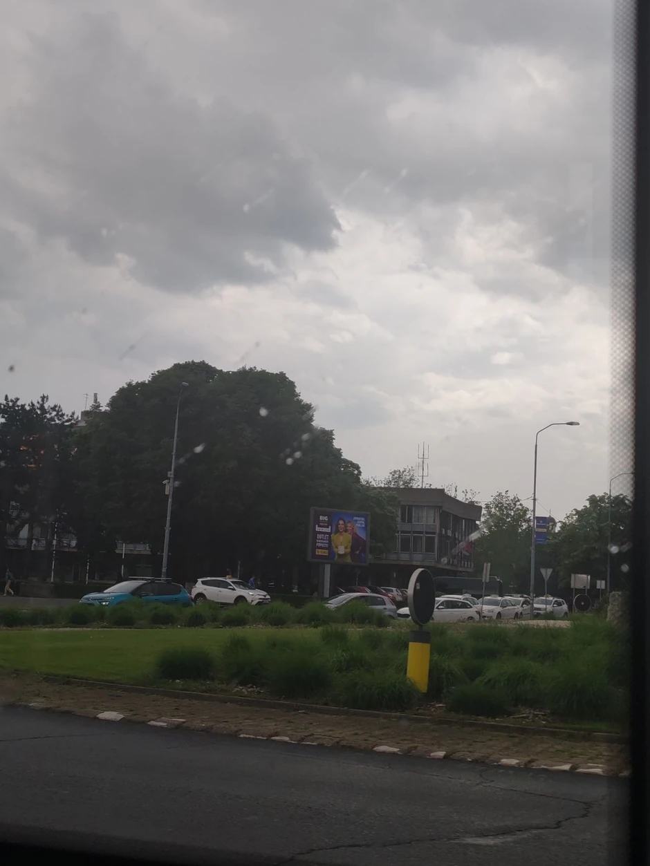 Tamni oblaci nad Novim Beogradom, počinje i kiša