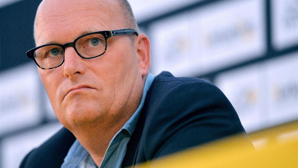 Dyrektor generalny Saxo Banku, jednego ze sponsorów grupy Tinkoff-Saxo, wezwał szefów ekipy do znalezienia szybkiego rozwiązania kryzysu wokół menedżera zespołu Bjarne Riisa, który został zawieszony. Duńskie media informowały, że przyczyną zawieszenia 50-latka były słabe wyniki sportowe jego podopiecznych, ale we wtorkowym komunikacie kierownictwo grupy temu zaprzeczyło.