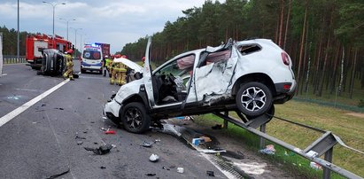 Koszmar na A1. Ciężarówka zderzyła się z osobówkami. Z aut została miazga