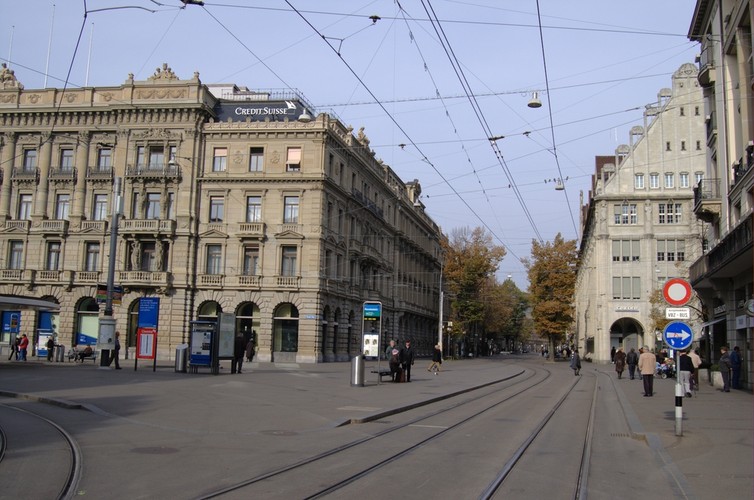 Bahnhofstrasse w Zurychu, łącząca dworzec kolejowy z brzegiem jeziora, jest najelegantszą ulicą handlową Szwajcarii i jedną z najbardziej prestiżowych na świecie.
