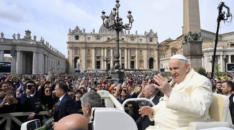 Ferenc pápa megérkezik a Szent Péter térre / Fotó: Getty Images