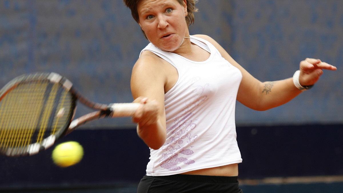 Karolina Kosińska w parze z Francuzką Laurą Thorpe odpadła w pierwszej rundzie gry podwójnej turnieju tenisowego w Fezie (z pulą nagród 220 tysięcy dolarów).