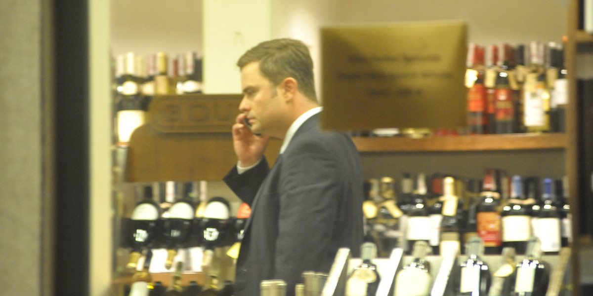 Adam Hofman kupuje Wino