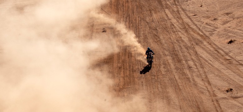 Rajd Dakar: Adam Tomiczek wycofał się. Uderzył w kamień i upadł na plecy