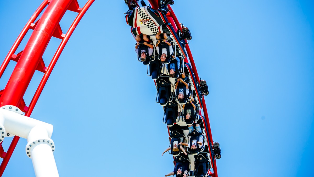  Roller Coaster F1 zabiera 16 pasażerów i zapewnia im ekscytujący przejazd na trasie 560 metrów