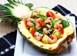 Sylwestrowy hit, czyli sałatki z ananasem. Jedną z nich uwielbia Magda Gessler [PRZEPISY]