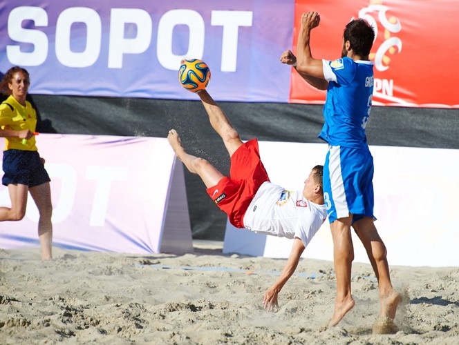 Na bramkę rywali strzela gracz reprezentacji Polski Paweł Friszkemut (C) obok interweniującego Greka Spyridona Papadopoulosa (P) w meczu turnieju Europejskiej Ligi Beach Soccera w Sopocie