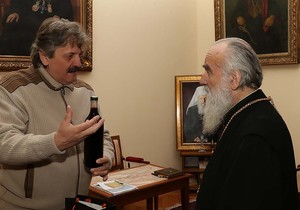 698835_bajica-vino-poklon-za-patrijarha-foto-privatna-arhiva