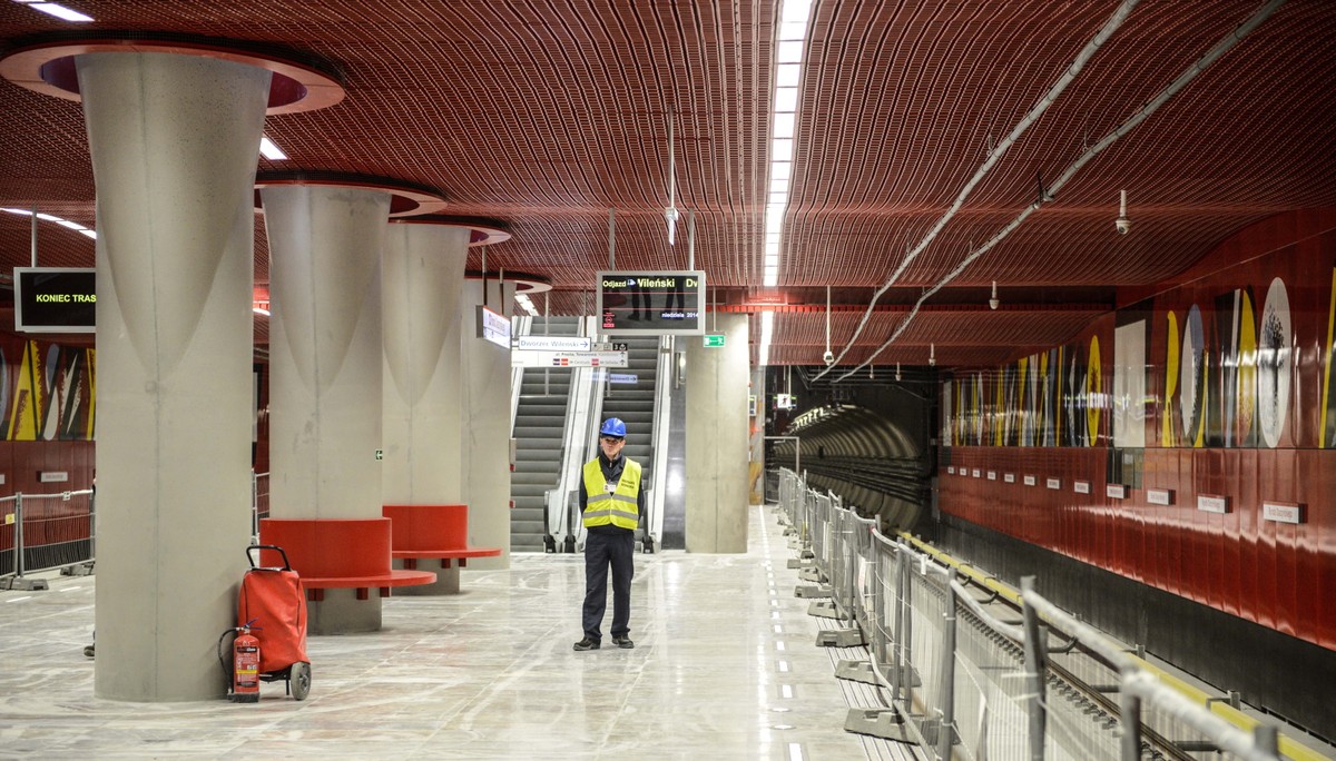 Stacja metra Rondo Daszyńskiego w Warszawie, 28 bm., w czasie przejazdu centralnym odcinkiem II linii metra. Centralny odcinek drugiej linii metra o długości ponad 6 kilometrów łączy lewo- i prawobrzeżną Warszawę. Ma siedem stacji. (zuz) PAP/Jakub Kamiński