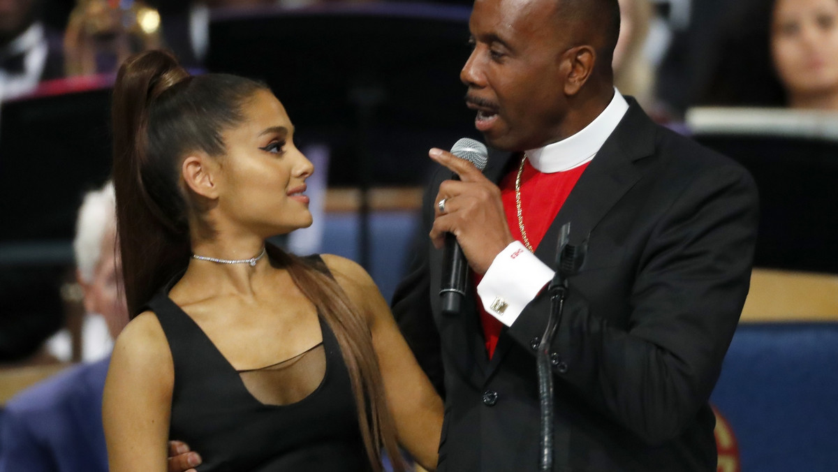 Biskup, który prowadził ceremonię pogrzebową Arethy Franklin przeprasza Arianę Grande za  dziwny dotyk na scenie oraz żart z jej imienia i nazwiska.