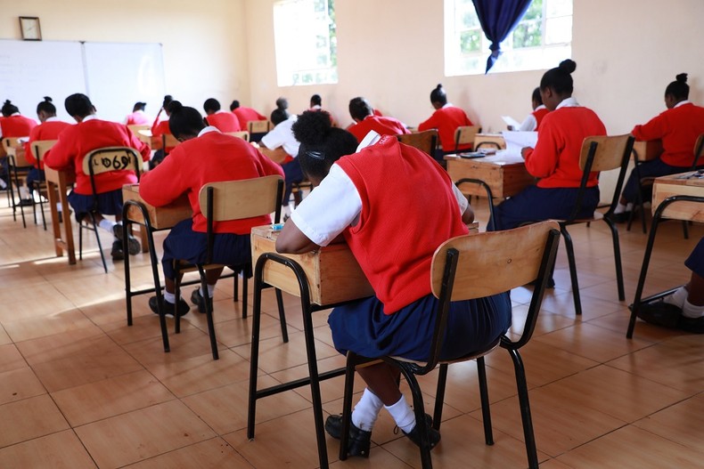 Estudiantes que se presentan a sus exámenes KCSE