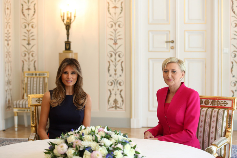 Pierwsza dama RP Agata Kornhauser-Duda i pierwsza dama USA Melania Trump podczas spotkania w Belwederze w Warszawie.