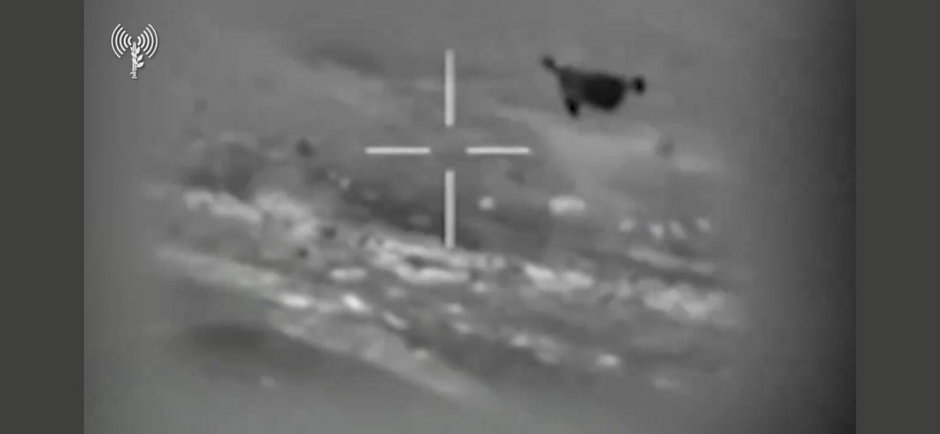 Irański bezzałogowiec uderzeniowy Szahid-136 w celowniku izraelskiego myśliwca, tuż przed zestrzeleniem.