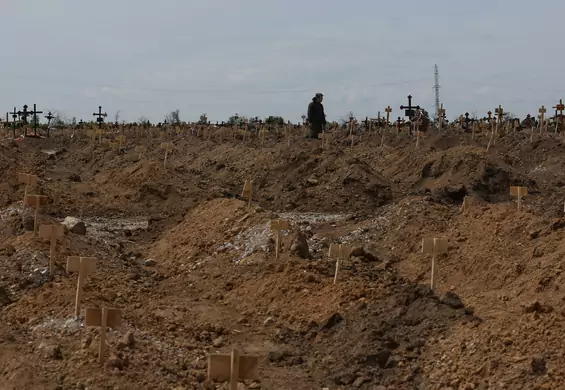 Rosjanie poszerzają masowe groby w pobliżu Mariupola. "Mogą pomieścić tysiące ciał"