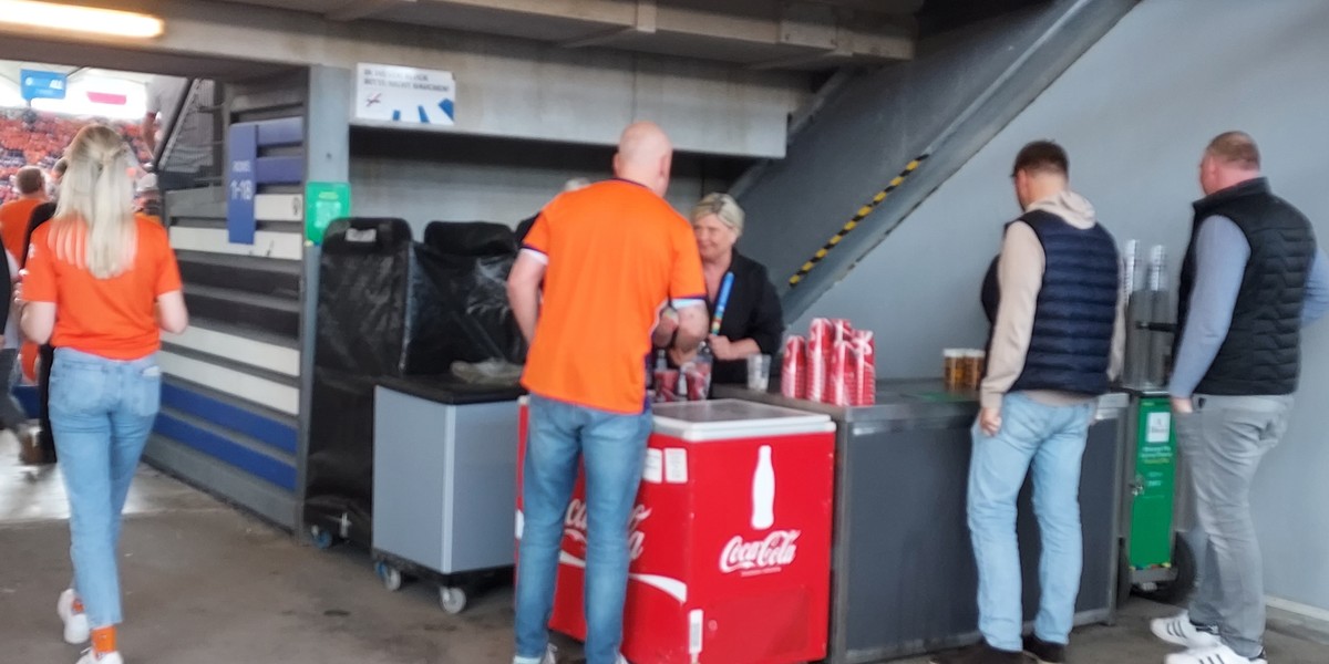 Punkt z piwem na trybunach stadionu w Hamburgu. 