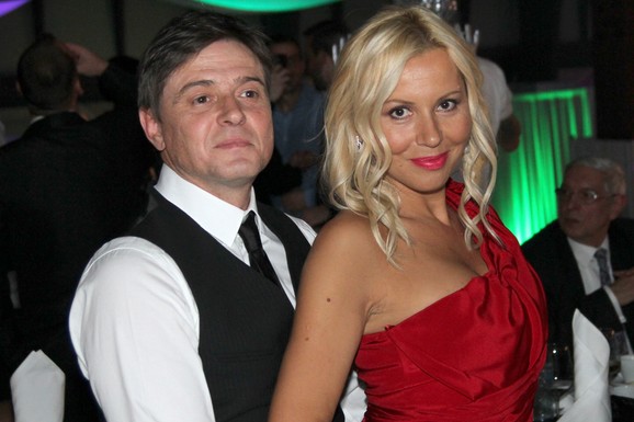 "Učim ćerke da uvek budu doterane i raspoložene za muževe, PONEKAD I DA ĆUTE" Snežana Stojković o tajnama uspešnog braka: "Sigurno neće po kući šetati sa keceljom"