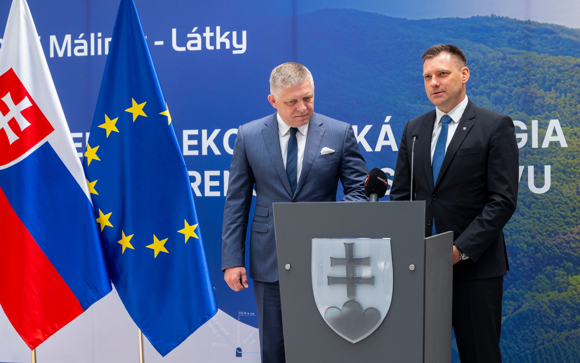 Premiér SR Robert Fico (Smer-SD) a podpredseda vlády a minister životného prostredia SR Tomás Taraba (nominant SNS).