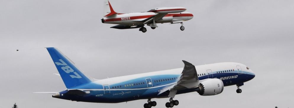 Pierwszy testowy lot Dreamlinera 787 w Paine Field w Everett, w stanie Washington z grudnia 2009 r. Nad nim Boeing T33