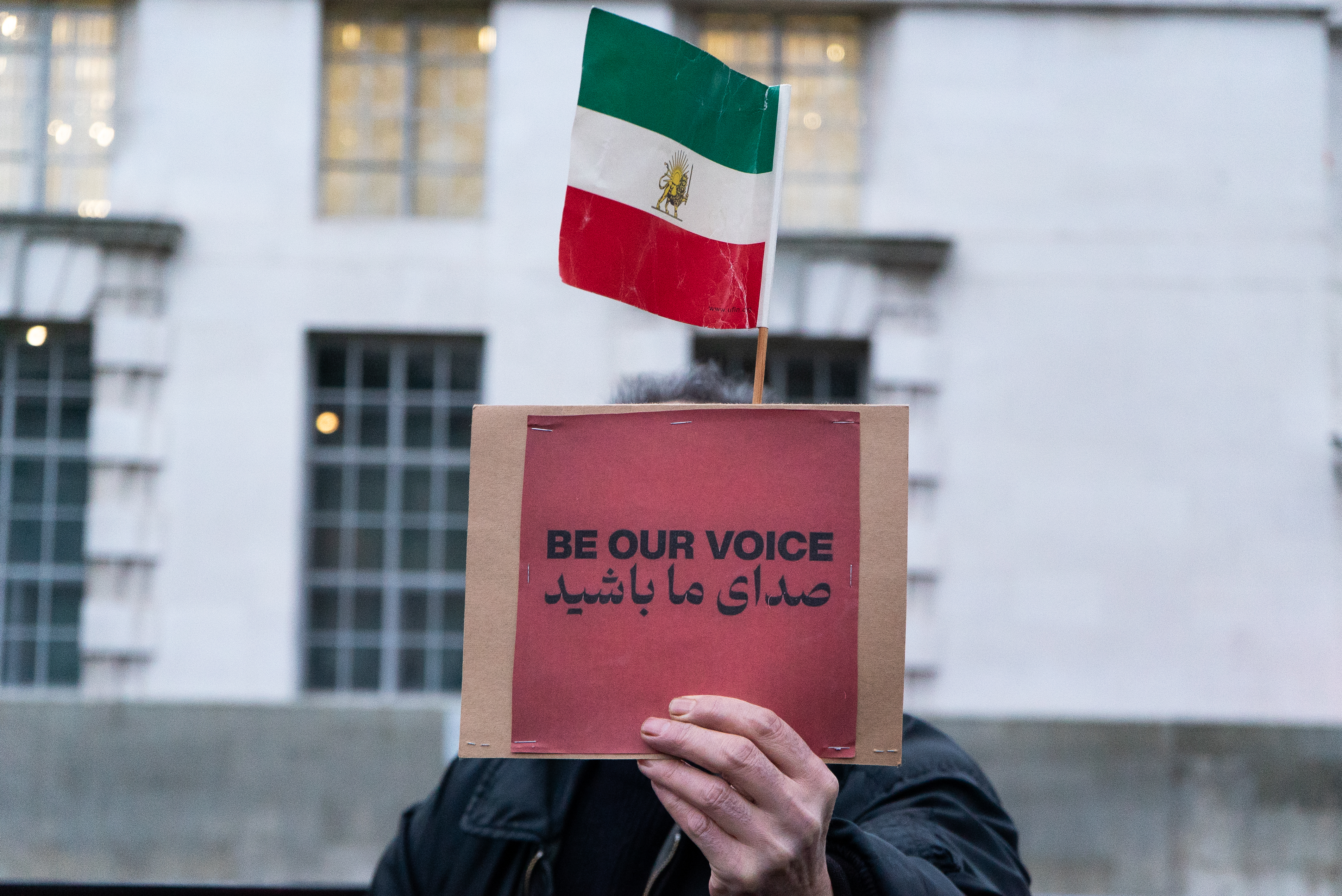 Fast 500 Tote bei Iran-Protesten: Merz verurteilt brutale Gewalt