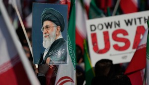 Teheran, Iran - poster pokojnog iranskog vrhovnog vođe ajatolaha Alija Hamneija i antiamerički transparent tokom sahrane za Alirezu Tangsirija, komandanta mornarice iranskog Korpusa islamske revolucionarne garde