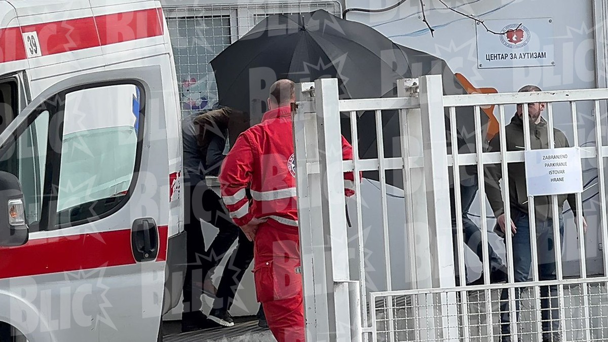 (foto, video) Dečak ubica dovezen u bolnicu, pognute glave izašao iz Hitne pomoći, pa utrčao na psihijatriju