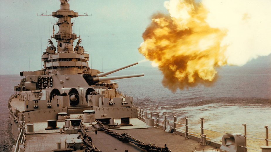 USS Iowa wystrzeliwuje pocisk 16 cali (406 mm) w kierunku północnokoreańskiego celu w 1952 r.