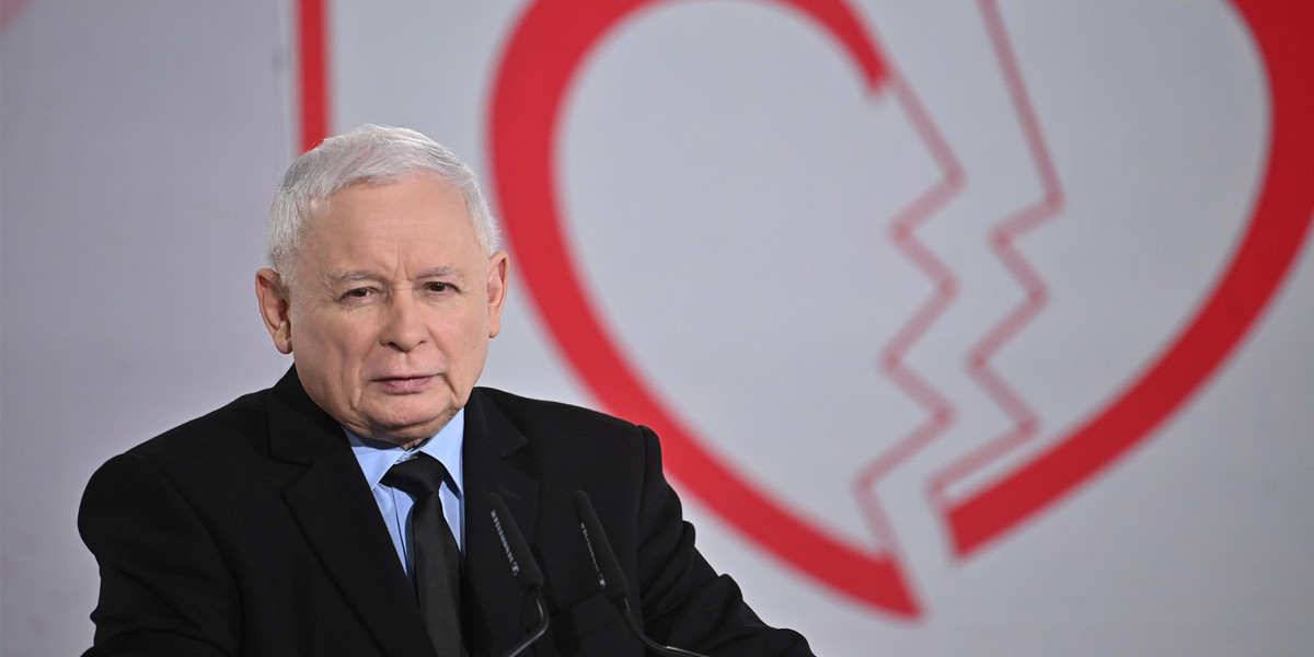 Jarosław Kaczyński zaskoczył z mównicy: Precz z Kaczorem dyktatorem. 