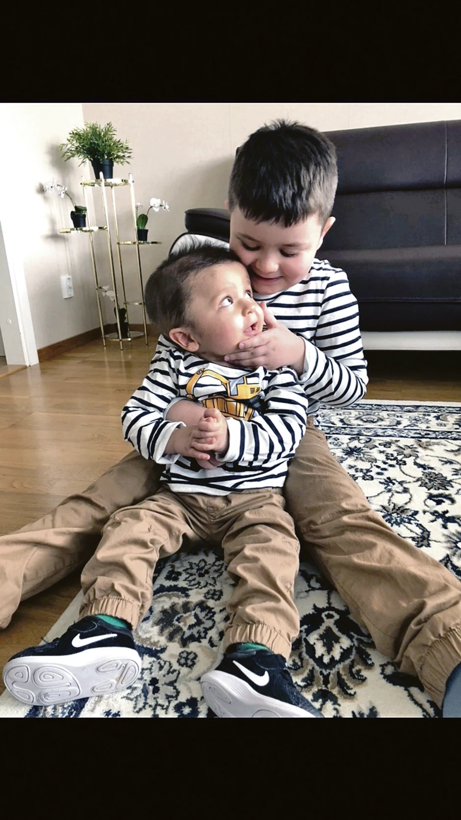 Stefan u zagrljaju starijeg brata