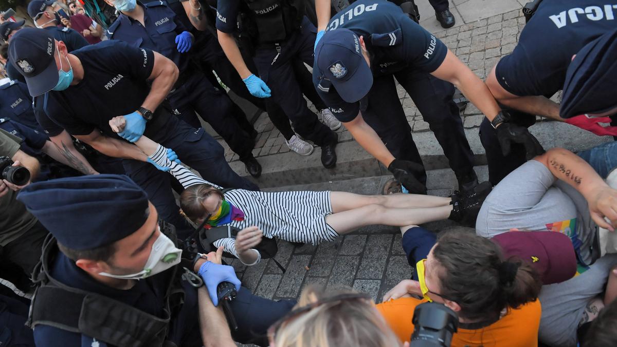 Protest aktywistów LGBT na Krakowskim Przedmieściu w Warszawie zatrzymanie Margot