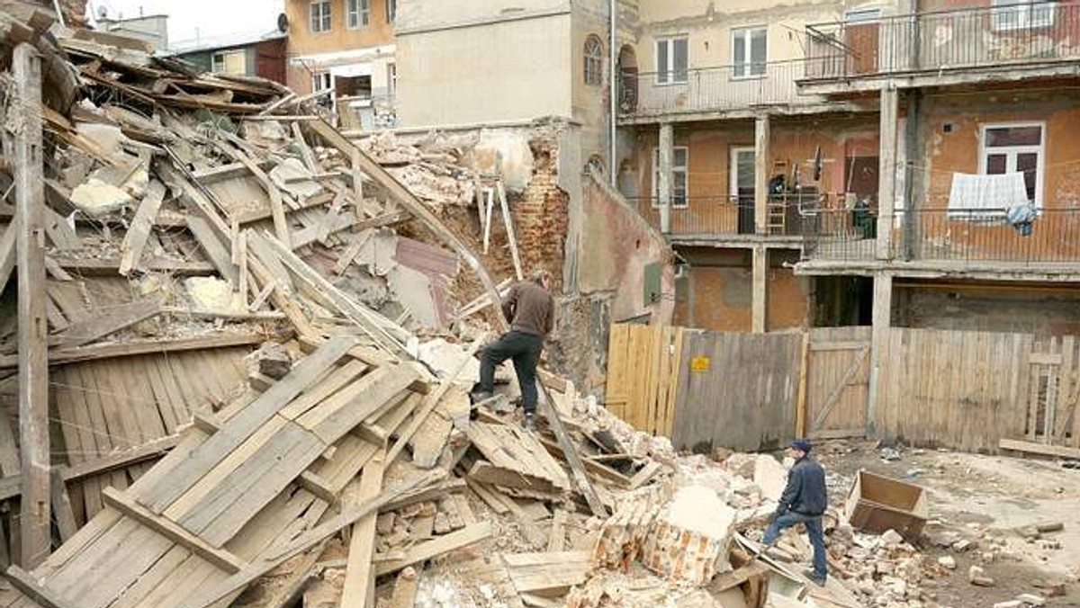 "Dziennik Wschodni": Nasz dom też się zawali - alarmują mieszkańcy z ul. Rybnej 12. W czwartek trzeba było rozebrać sąsiednią kamienicę. Specjaliści uspokajają: Inne budynki są bezpiecznie.