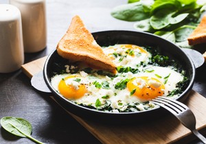 Pržena jaja sa spanaćem