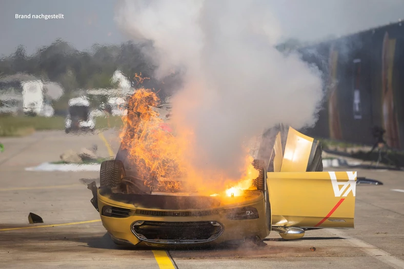 Płonąca Tesla po crash teście w Szwajcarii