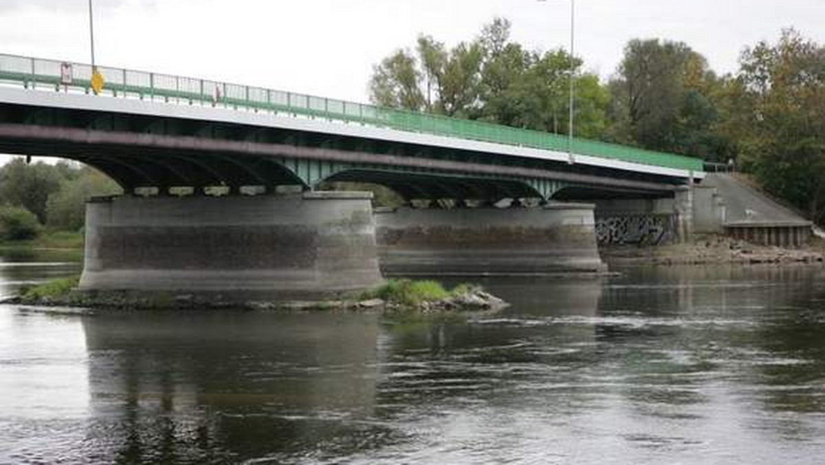 Generalna Dyrekcja Dróg Krajowych i Autostrad zapowiada utrudnienia na mostach w Kostrzynie. 23 października od 8 do 16 zamknięty będzie most drogowy nad Odrą - informuje "Gazeta Lubuska".