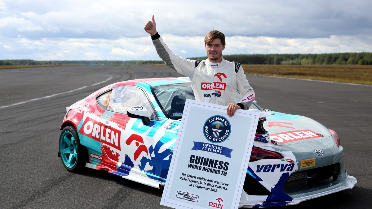 Z zawrotną prędkością aż 217,97 km/h Jakub Przygoński, zawodnik Orlen Team ustanowił światowy rekord Guinnessa prędkości jazdy w drifcie. Do pokonania poprzedniego rekordu 183,33 km/h w jeździe bokiem doszło we wtorek, 3 września na dawnym lotnisku wojskowym w Białej Podlaskiej.