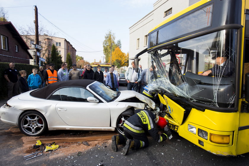 Porche wbiło się w autobus