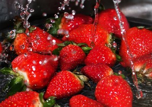 Kako se pravilno peru jagode: Metode za uklanjanje pesticida i bakterija