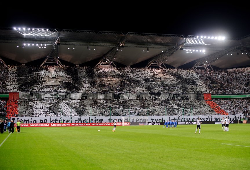 Oprawa kibiców Legii Warszawa na meczu z Lechem Poznań w dniu 27.09.2014 r. (fot. Rafał Oleksiewicz / PRESSFOCUS / Newspix.pl)