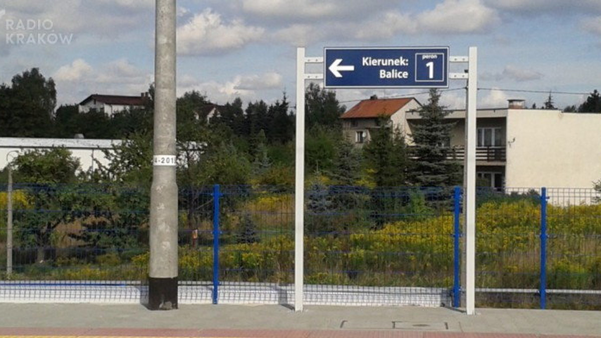 Trasa kolejowa do Balic jest skończona, ale nie ma ona jeszcze wszystkich potrzebnych odbiorów. Maszyniści Kolei Małopolskich, które miały obsługiwać to połączenie, nie przeprowadzili jeszcze jazd testowych na nowych torach - podaje Radio Kraków.