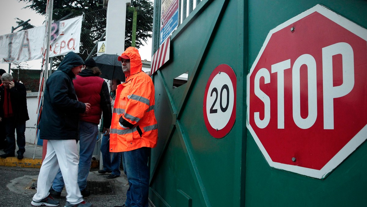 Rząd Grecji zagroził zwalnianiem z pracy maszynistów ateńskiego metra, którzy nie przerwą strajku, prowadzonego już od ośmiu dni w proteście przeciwko cięciom płacowym.