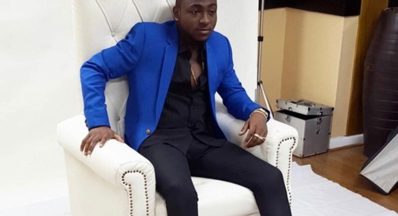 Davido sports blue cobalt blue blazer over noir shirt and pants