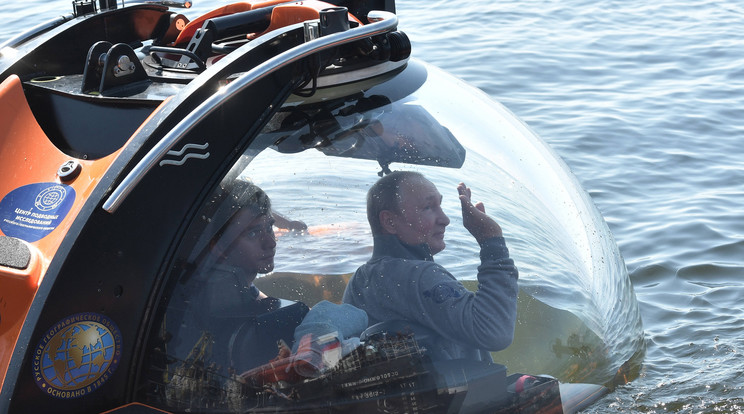 Vlagyimir Putyin kipróbált egy mini tengeralattjárót. Ezzel süllyed a mélybe, miközben népszerűsége is mélyponton van/ Fotó: MTI 