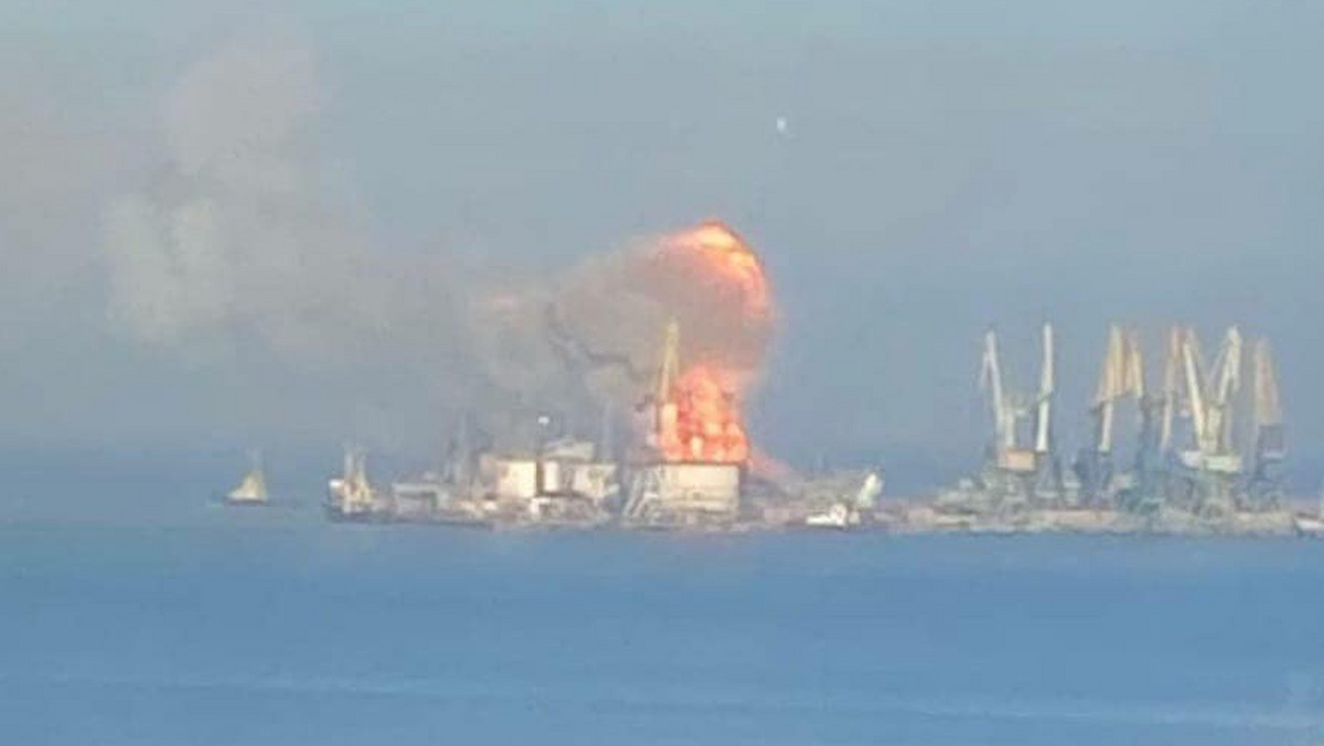 Armia ukraińska poinformowała, że w porcie Berdiańsk zniszczono okręt desantowy "Saratow". Wcześniej podawano, że zneutralizowaną jednostką jest desantowiec "Orsk". Rosjanie twierdzą, że pożar wywołały źle przechowywane niebezpieczne materiały.