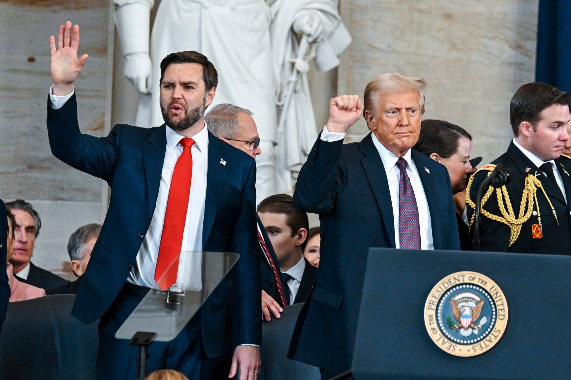 Americký prezident Donald Trump so svojim viceprezidentom JD Vanceom. 
