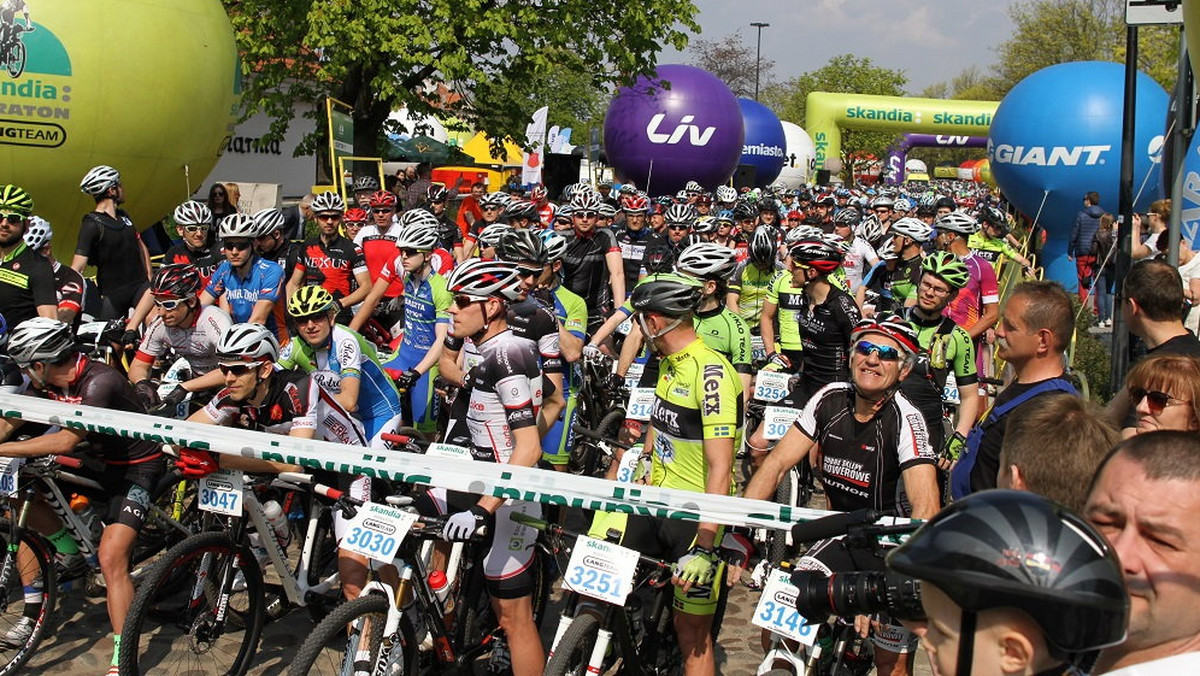 Warszawiacy nie zawiedli. Tysiąc rowerzystów stawiło się na starcie Skandia Maraton Lang Team w Wilanowie. To rekord frekwencji w warszawskiej odsłonie zawodów. Potwierdziła się więc zasada, że kluczowa dla uczestników jest pogoda. W sobotę nad całą Polską świeciło słońce, które zachęcało do aktywnego spędzenia popołudnia. Wyścig na najdłuższym dystansie grand fondo (83 km) wygrali Monika Żur wśród kobiet i Piotr Konwa wśród mężczyzn (oboje 4F Scott Racing Team).