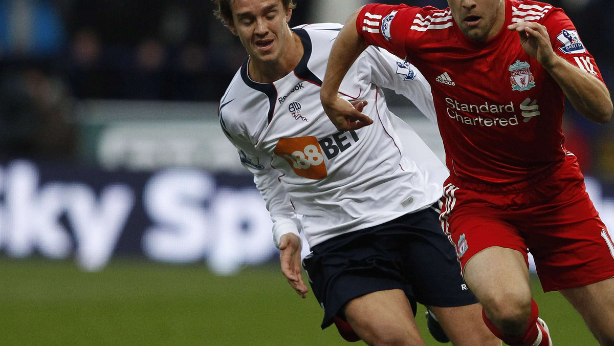 W sobotnich meczach 21. kolejki Premier League Liverpool "rzutem na taśmę" pokonał szczęśliwie Bolton 2:1 (0:1), strzelając zwycięską bramkę w doliczonym czasie gry. Skromne zwycięstwo 1:0 (1:0) nad Blackpool odniósł Manchester City. W identycznym stosunku Tottenham Hotspur wygrał z Fulham.