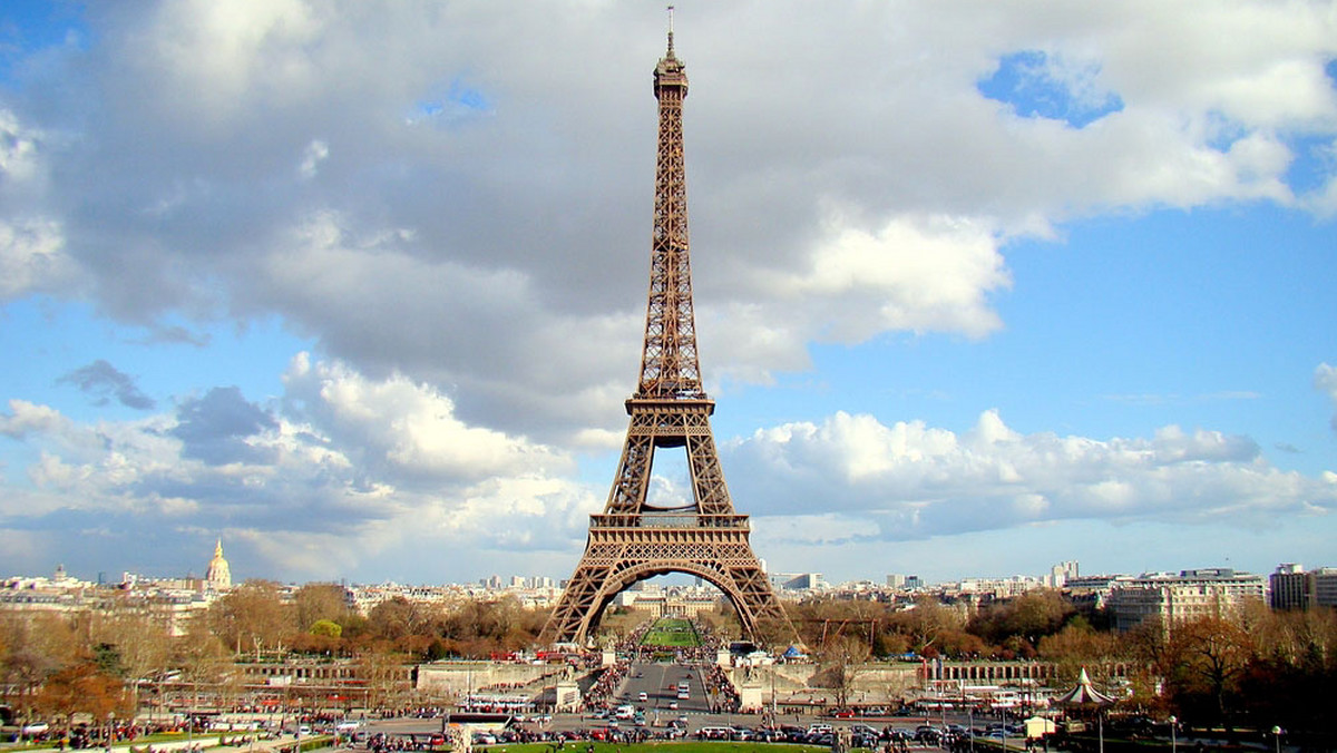 Paryska wieża Eiffla i otaczające ją Pole Marsowe zostały we wtorek wieczorem ewakuowane z powodu alarmu bombowego - poinformowała rzeczniczka władz lokalnych.