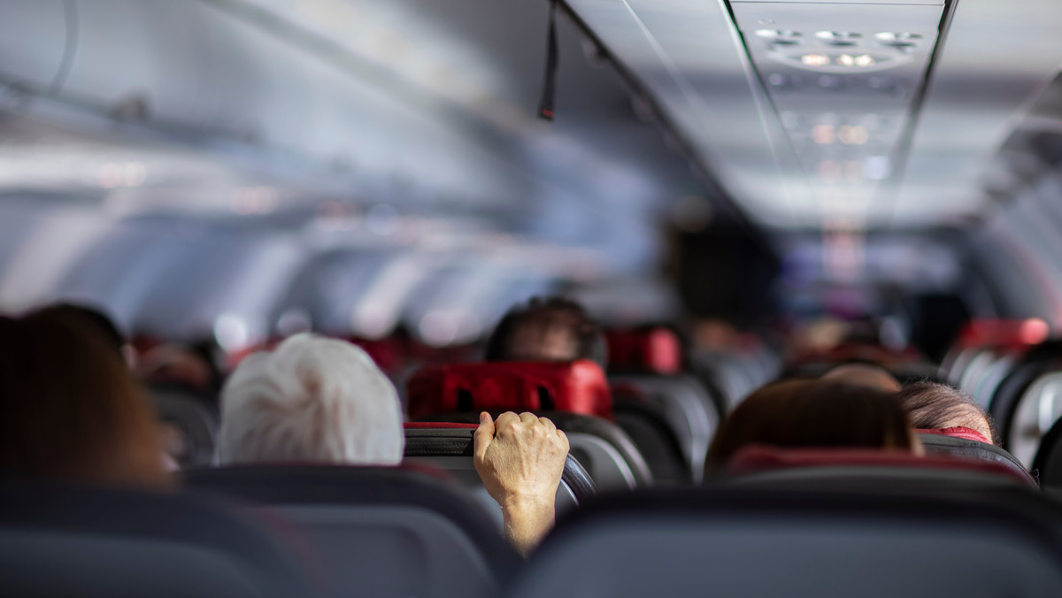 60-letnia kobieta zmarła na pokładzie samolotu: szokujące relacje pasażerów